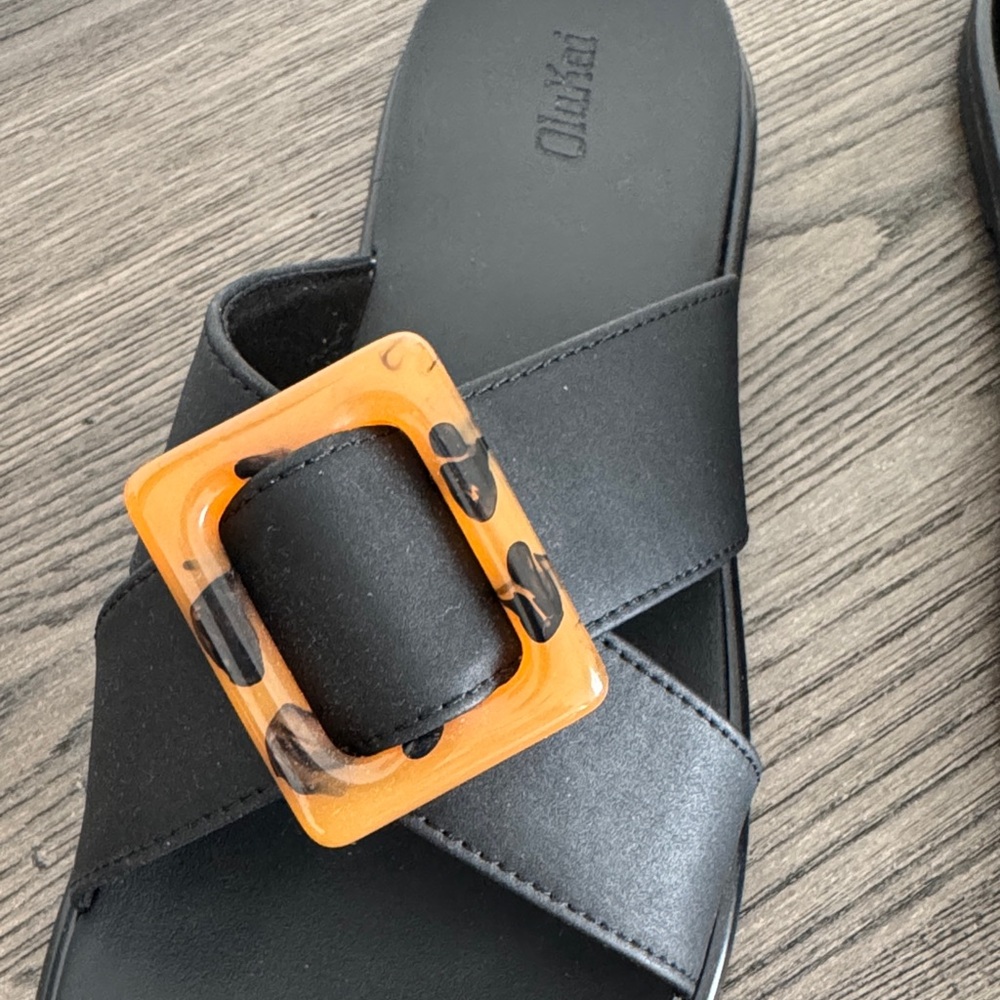 Olukai La'i Slide in excellent condition. Retails at Nordstrom for $90. - Picture 3 of 3